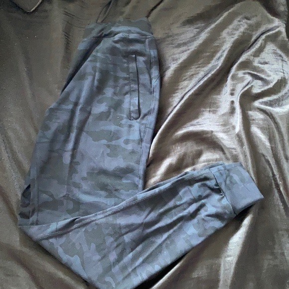 Alphalete Camo Joggers - Picture 1 of 3